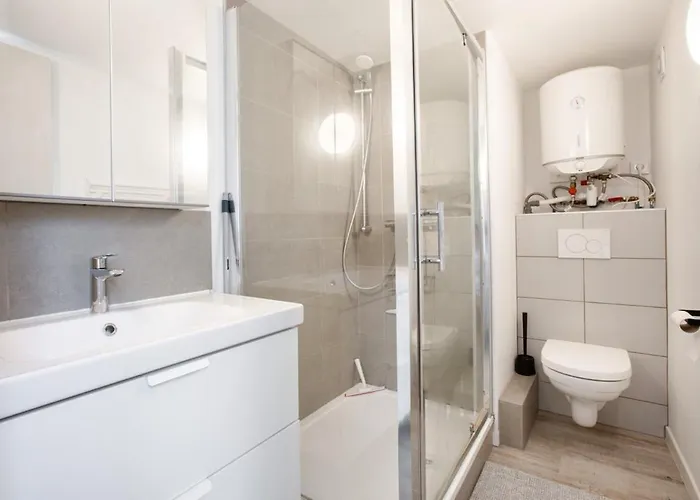 N1 Deluxe Bright Studio, Renovated, Free Parking, Centre *