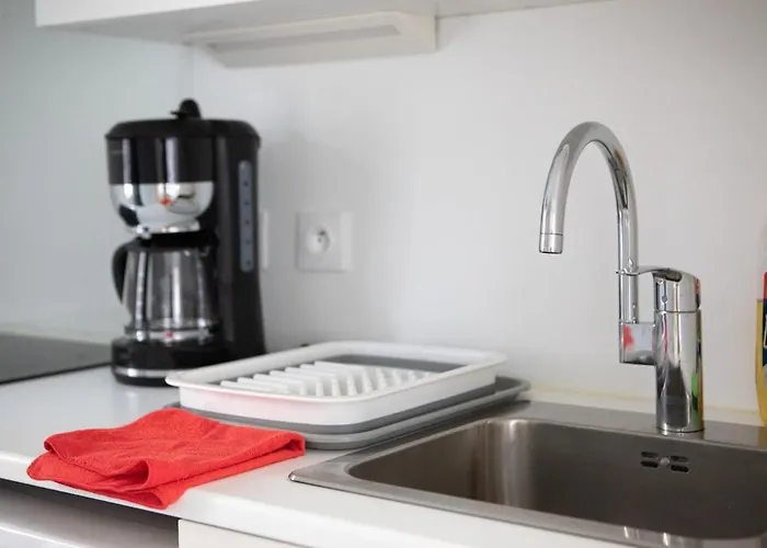 N1 Deluxe Bright Studio, Renovated, Free Parking, Centre