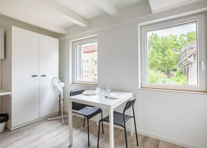 N1 Deluxe Bright Studio, Renovated, Free Parking, Centre Διαμέρισμα